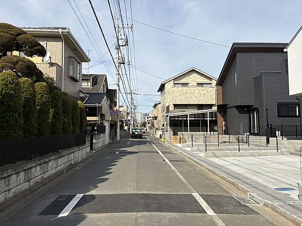 【前面道路含む現地写真】■西側幅員約5.4m 公道に接面