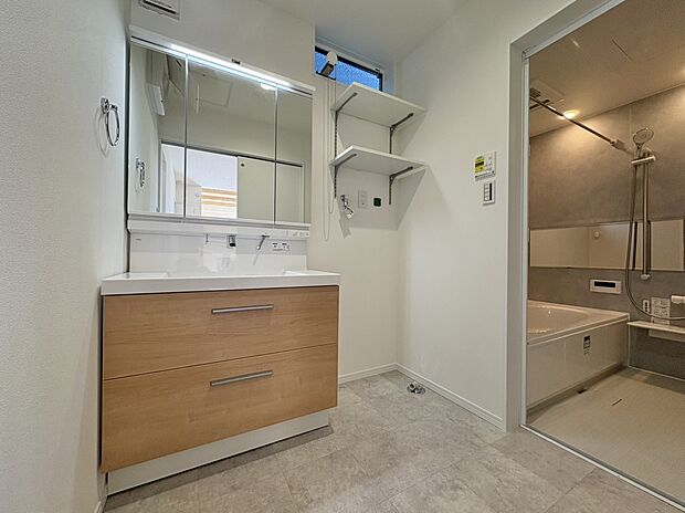 【洗面　（D号棟）】■継ぎ目のないキレイアップカウンター
■水垂れの少ないキレイアップ水栓を採用