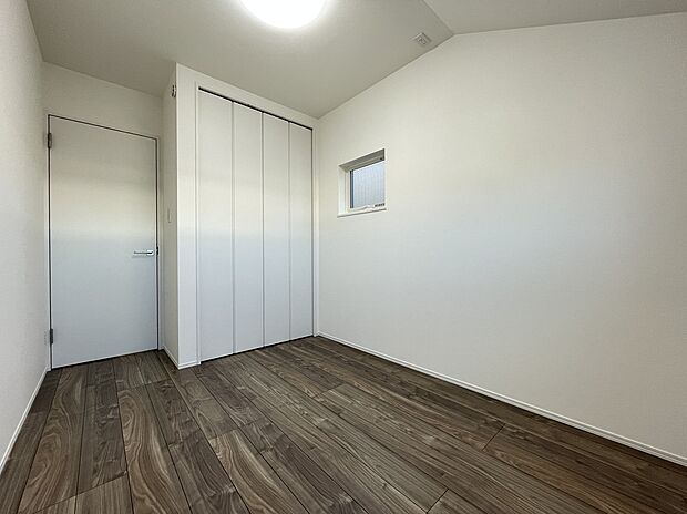 【洋室　（同仕様）】■子ども部屋にも広々クローゼット。吊りレールで開閉がスムーズにおこなえます。