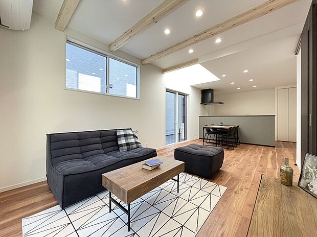 【リビング　（同仕様）】■床暖房付きで空気を汚さず冬でも足元からポカポカと暖まります。
