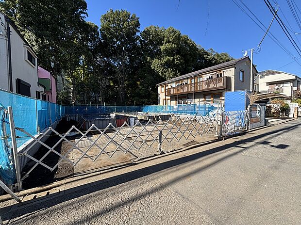 【前面道路含む現地写真】現地（2025年11月）撮影
■南東側幅員約4.0ｍ公道に接面