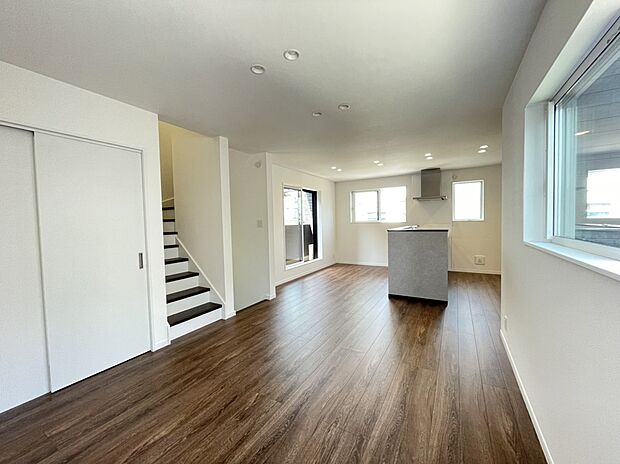 【ダイニング　（同仕様）】■明るいリビングダイニングで家族の大切な時間を。