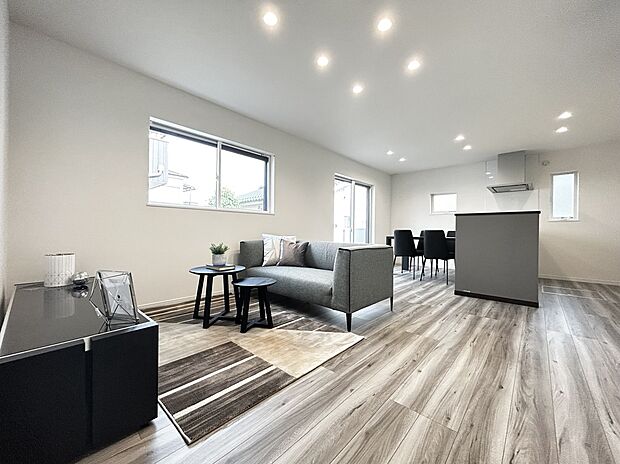 【リビング　（同仕様）】■床暖房付きで空気を汚さず冬でも足元からポカポカと暖まります。