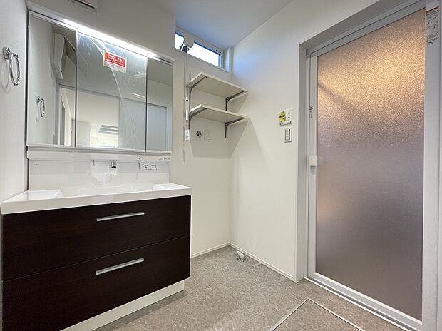 【洗面　（同仕様）】■継ぎ目のないキレイアップカウンター
■水垂れの少ないキレイアップ水栓を採用