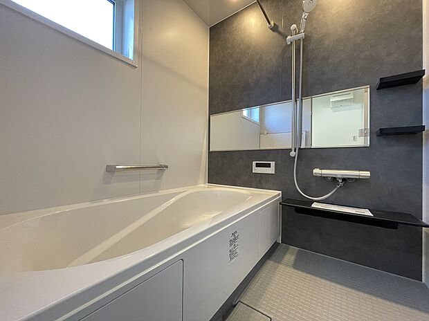 【浴室 (同仕様)】■浴室暖房付きの1坪サイズなので、お子様とご一緒の入浴でもゆったり
■丸洗いカウンターでお掃除もラクラク。