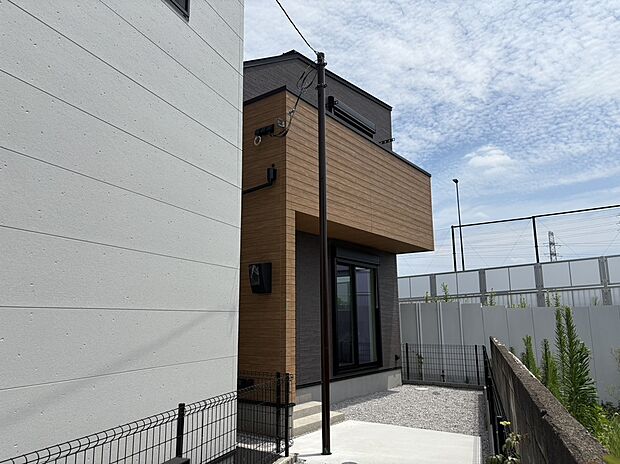 【現地外観写真(C号棟)】■閑静な住宅街に佇む高級感のある外観。