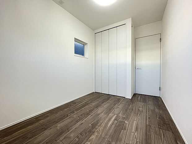 【洋室(同仕様)】■子ども部屋にも広々クローゼット。吊りレールで開閉がスムーズにおこなえます。