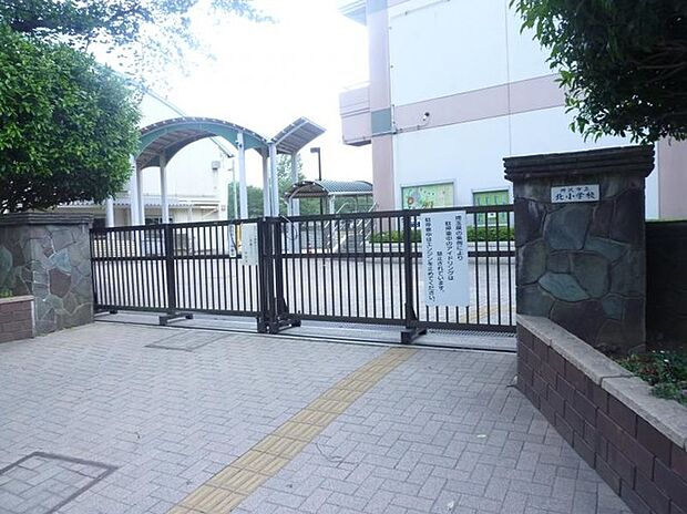 北小学校(約450m)