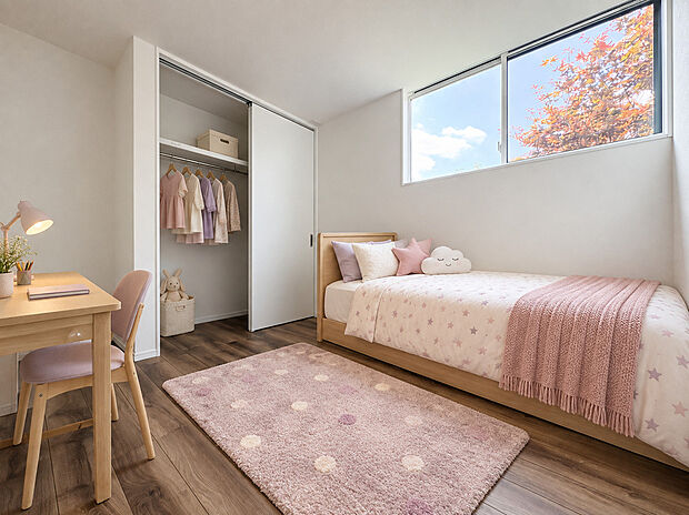 【洋室 (A号棟)】■子ども部屋にも広々クローゼット。吊りレールで開閉がスムーズにおこなえます。
※家具・小物・植栽等は、生成AIによるイメージです。販売価格には含まれません。