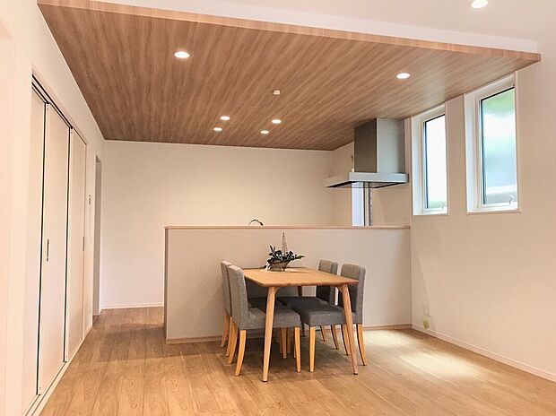 【ダイニング　（B号棟　同仕様）】■床暖房付きで空気を汚さず冬でも足元からポカポカと暖まります。