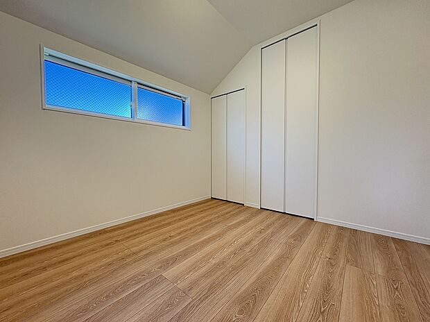 【洋室 】■子ども部屋にも広々クローゼット。吊りレールで開閉がスムーズにおこなえます。