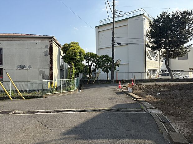 【前面道路含む現地写真】南東側 幅員約4.0m公道に接面、南西側 幅員約4.0m公道に接面