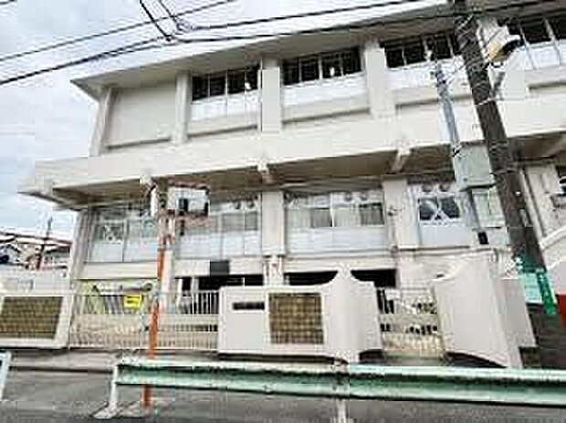 新町小学校（約650m）