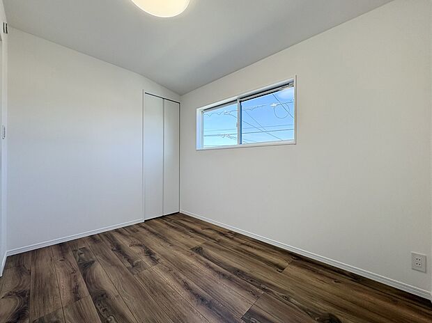 【洋室　（同仕様）】■子ども部屋にも広々クローゼット。吊りレールで開閉がスムーズにおこなえます。