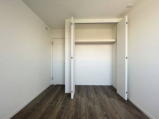 【洋室（同仕様）】■子ども部屋にも広々クローゼット。吊りレールで開閉がスムーズにおこなえます。