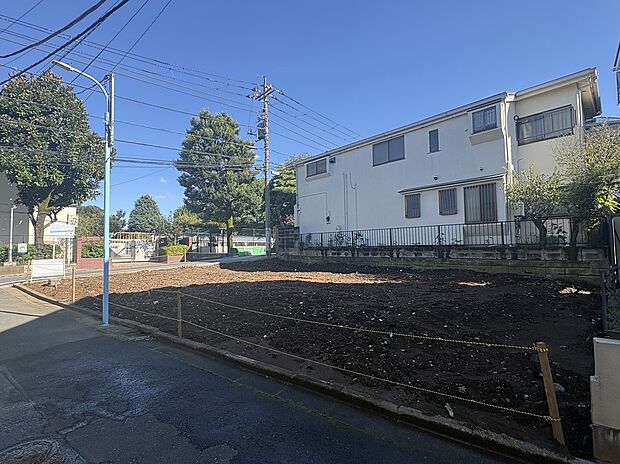【前面道路含む現地写真】■東側幅員約5.5m公道に接面
■北側幅員約3.4~3.5m区有通路に接面
現地(2026年10月撮影)