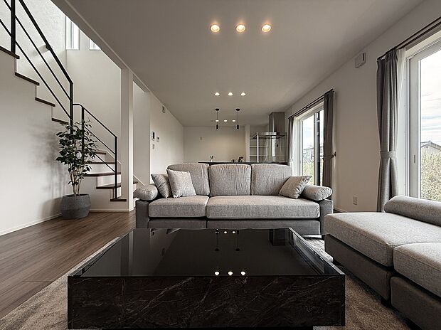 家族団らんが楽しめる、キッチンと一体感のある空間設計。