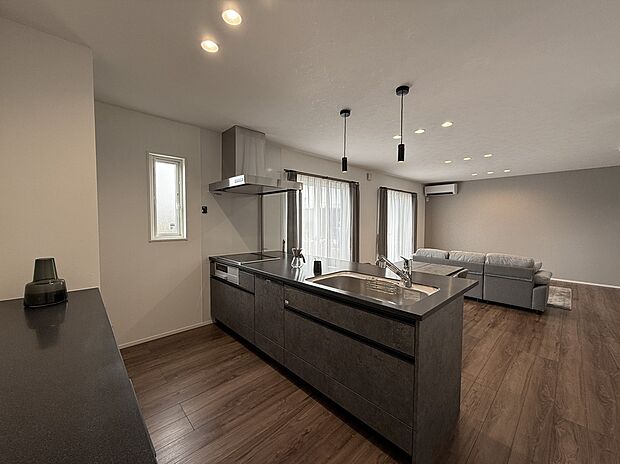 【キッチン】大きなオイルガードで油はねをしっかり防ぎながら、空間の開放感はそのままに。