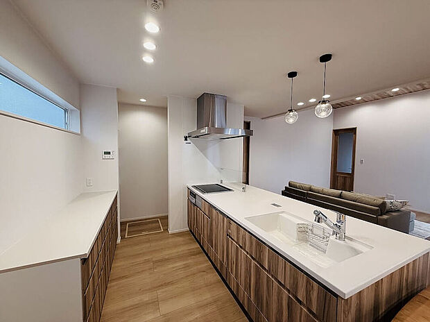 【キッチン】ワークトップからシンクまでホワイトで統一した明るく清潔感が高いキッチンです