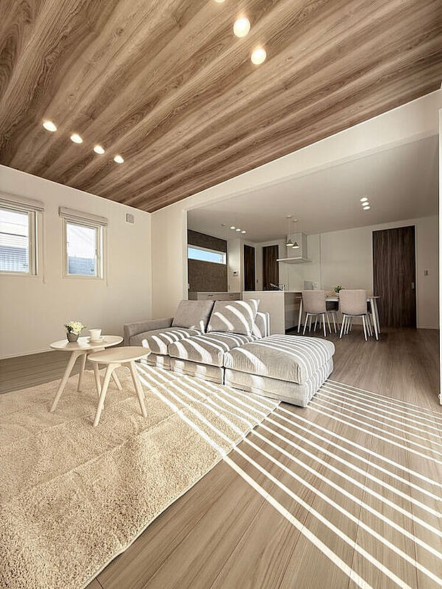 【リビング】21.75帖広々としたLDKにやわらかく差し込む光は何もしない時間さえ心地いい空間に！