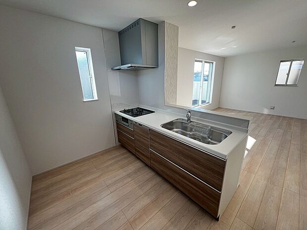 浄水器付きのシステムキッチンや複層ガラス、浴室乾燥機など暮らしやすい設備が充実してますよ！