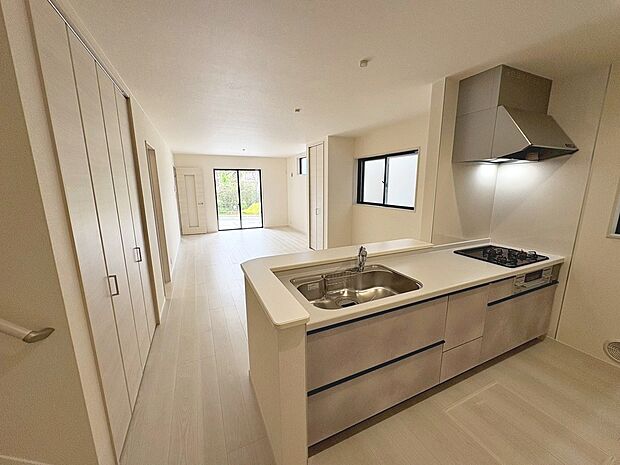 浄水器付きのシステムキッチン・浴室乾燥機・ペアガラスなど暮らしやすい設備が充実してますよ!