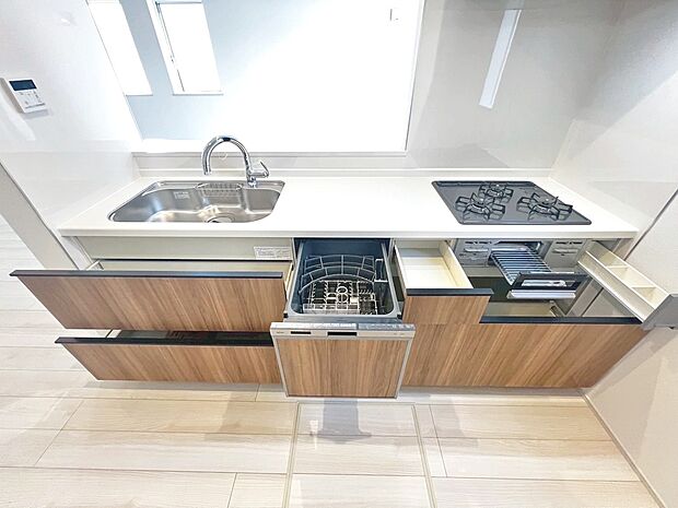 【３口コンロ・浄水器・食器洗浄機付システムキッチン】綺麗なお水で美味しいご飯を作って下さいね♪忙しいママをサポートしてくれますね♪３口コンロでお料理のレパートリーも増えますね♪