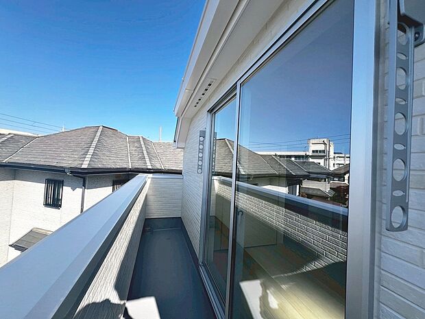 【バルコニー】物干し竿掛けが付いてます♪物干し竿を渡すだけで手間なく洗濯物を干す場所を確保できます！