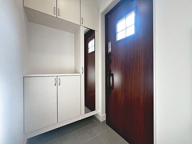 【玄関】シューズボックスありますよ！玄関周りもスッキリ片付きますね！