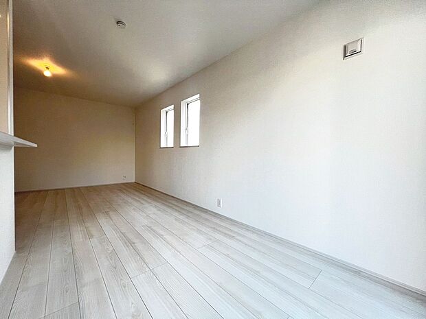 【リビング】ＬＤＫ約17帖！ゆとりあるリビングに家族の時間も増えますね♪