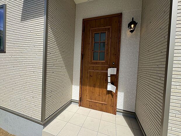 【エントランス】玄関断熱ドアで一年中快適な住まい♪
