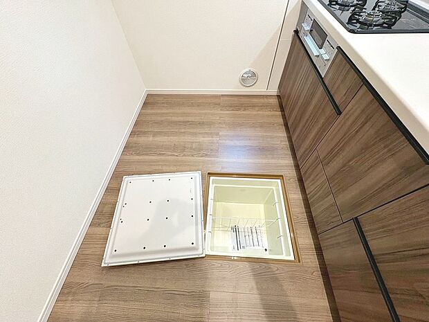 【床下収納】ストックなどの保管にも便利！仕切りもあるので、見やすく収納できますね♪