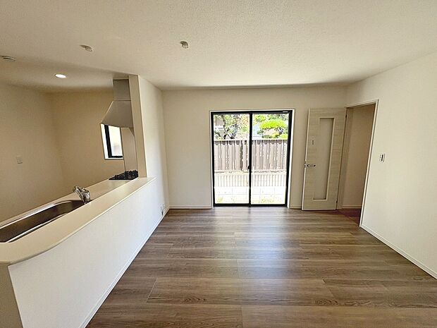 【リビング（１号棟）】ＬＤＫ約１５．５帖！ゆとりあるリビングに家族の時間も増えますね♪