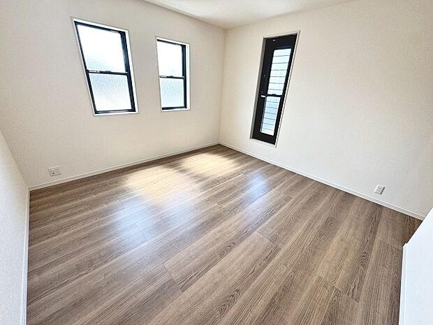 【洋室】全室２面採光！明るく風通しの良い室内に気持ちも明るくなりますね！