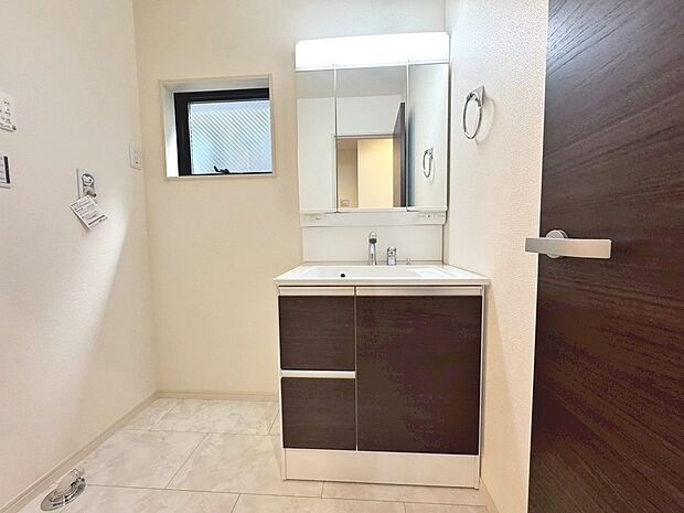 【３面鏡のシャワー付洗面台】寝ぐせ直しもラクラクですね！鏡の後ろに収納があるので、スッキリと片付きますね！