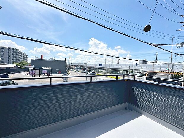 【バルコニー】ワイドバルコニーですので、洗濯物の多い日も安心ですね！