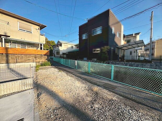【前面道路を含む現地写真】令和7年8月に完成済ですので、お忙しい方でもお仕事帰り等にご内覧頂けます♪