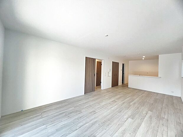 【リビング】2面採光の明るいリビングは家族が自然に集まる空間になりますね!