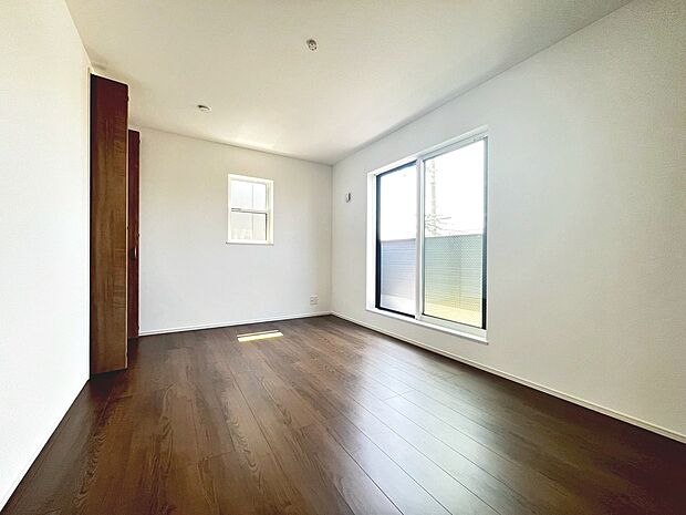 【洋室】2面採光の居室ありますよ!明るく風通しの良い室内に気持ちも明るくなりますね!