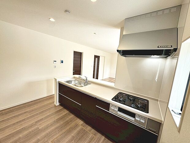 【3口コンロ・浄水器付きのシステムキッチン】3口コンロでお料理のレパートリーも増えますね♪浄水器付きですので、美味しいお水で美味しい料理を作ってくださいね!