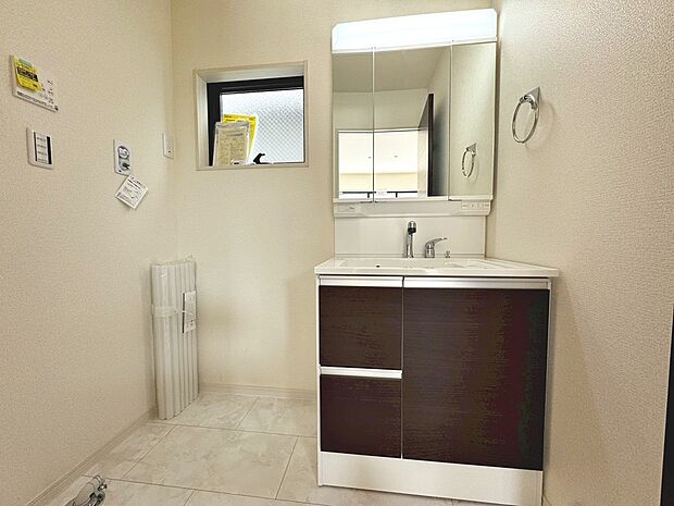 【3面鏡のシャワー付洗面台】寝ぐせ直しもラクラクですね!鏡の後ろや洗面下に収納があるので、スッキリと片付きますね!