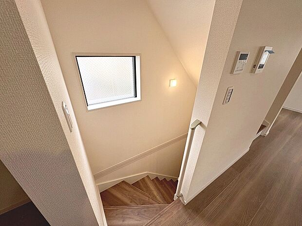 【階段手すり】階段に手すりがあるので、小さなお子様やご高齢の方の昇降も安心ですね♪