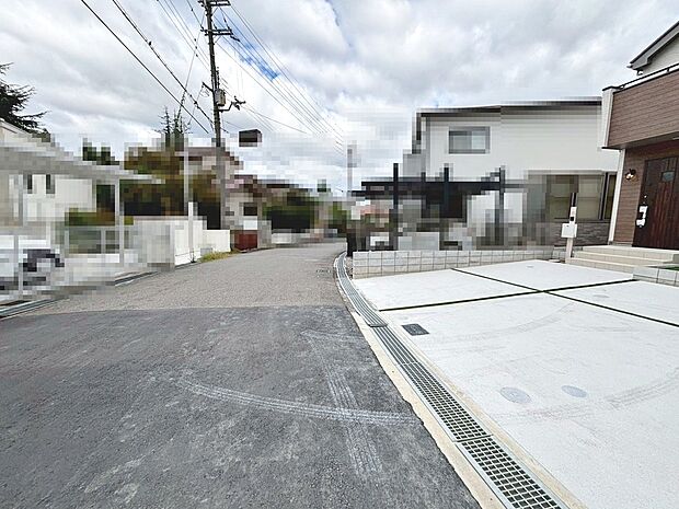 【前面道路を含む現地写真】前面道路約６．２/約１６．７ｍ！広々運転の苦手な方も安心です♪