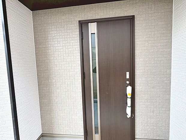 【エントランス】玄関断熱ドアです！一年中快適にお過ごしいただけます！