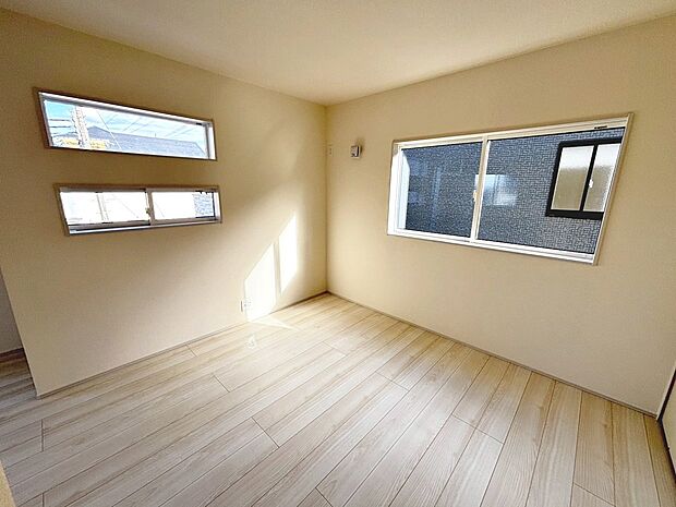 【洋室】２面採光の居室もありますよ！明るく風通しの良い室内に気持ちも明るくなりますね！