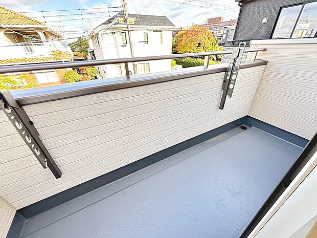 【ワイドバルコニー】ゆとりあるバルコニーですので、洗濯物の多い日も安心です！