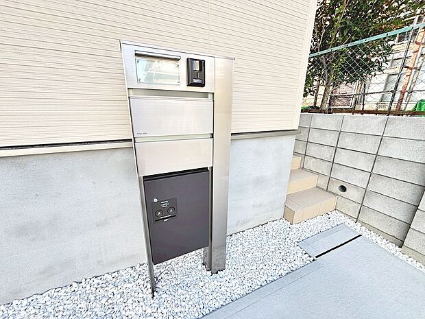 【エントランス】宅配ボックスがあるので、不在時でも荷物が受け取れて便利ですね♪
