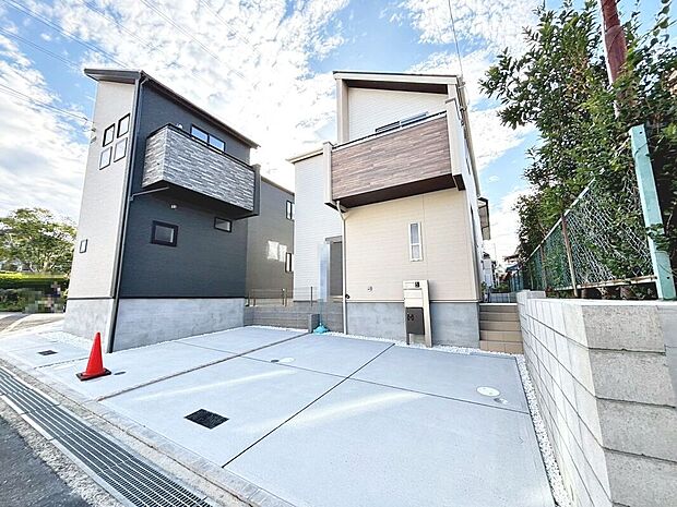 【外観】並列に駐車２台可能ですよ！セカンドカーや来客時にも安心！