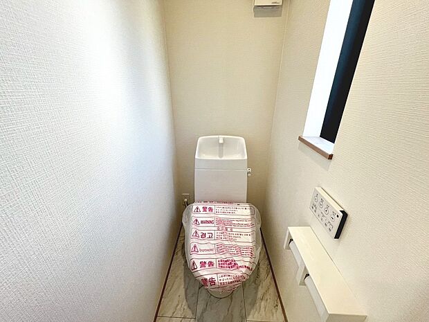 【温水洗浄便座】温水洗浄便座ですので、寒い日も温かい便座で安心して使用していただけますよ♪