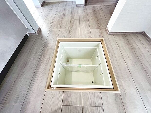 【床下収納】キッチンに床下収納があるので、ストックや保存食の保管にも便利ですね!